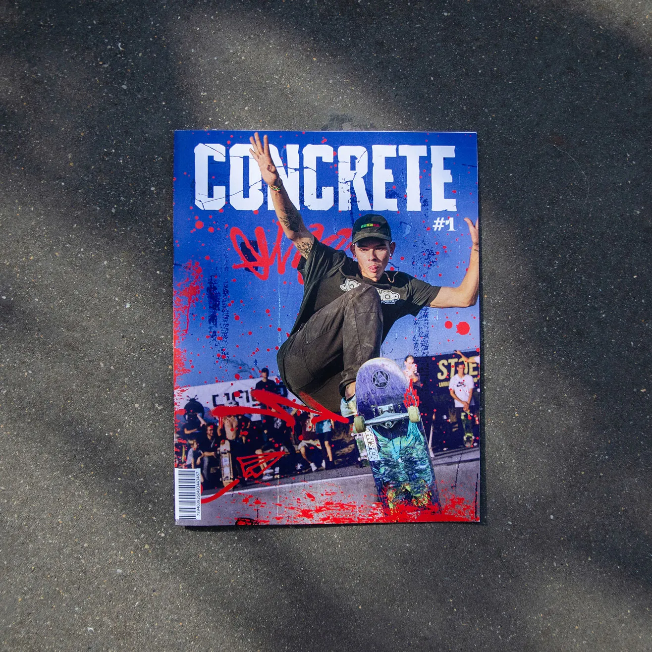 Gros plan sur la couverture du magazine Concrete avec un skateur en plein saut
