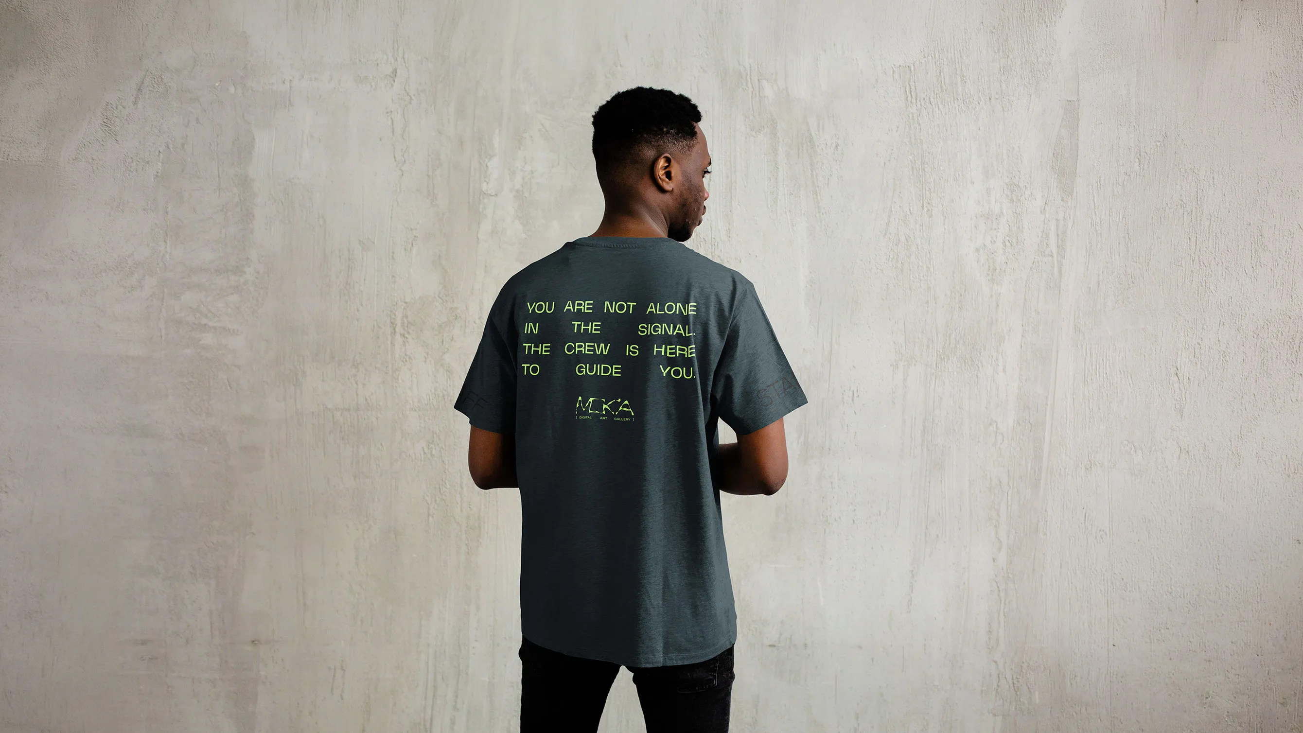 Personne de dos portant un t-shirt floqué du logo Mok'a et d'une phrase inspirationnelle